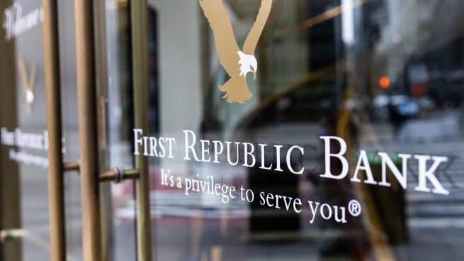 El First Republic Bank no encuentra piso: se desploma 30% y se analiza la venta
