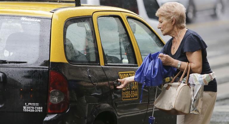 Más aumentos: tarifas de taxis suben casi un 20%