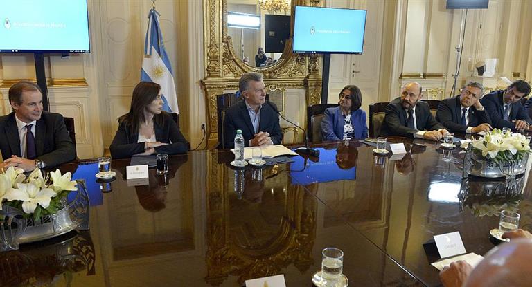 Con modificaciones, Macri y los gobernadores firmaron el pacto fiscal