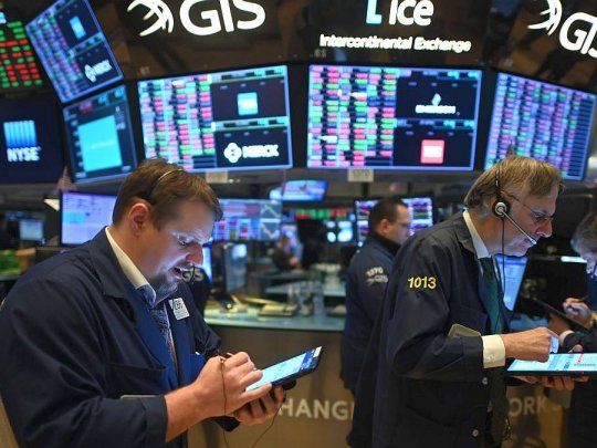 Wall Street cerró a la baja en medio de una suba de los bonos y temores por las tasas